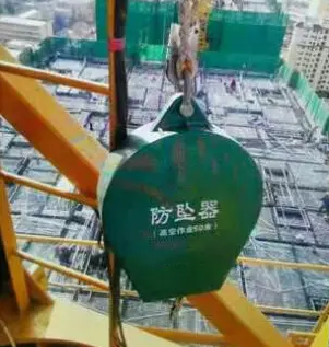 塔吊安全防墜器重達(dá)60斤，怎么輕松懸掛到塔吊上